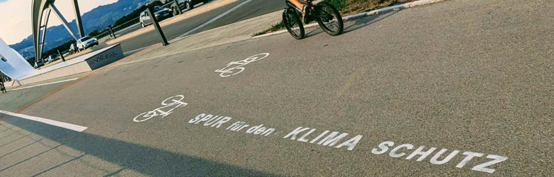 Spur für den Klimaschutz - Aufschrift am Radweg auf der Linzer Eisenbahnbrücke